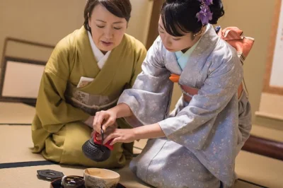 Plongez dans un salon de thé des années 40 à tokyo pour un atelier chado pratique—dégustez du thé sakura, du koicha puissant et des douceurs, guidé par une instructrice certifiée.