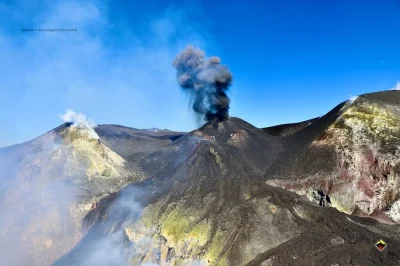Vivi il calore vulcanico, cammina sulla scoria nera e raggiungi i crateri sommitali dell’etna sul versante nord con una guida esperta. attrezzatura e assicurazione inclusi.