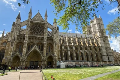 Scopri westminster abbey con guida locale, gusta un caffè nel cellarium medievale e salta la fila per il london eye con biglietti fast track e snack inclusi.