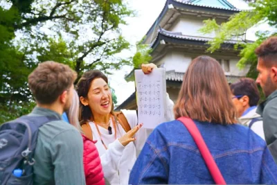 Découvrez le calme du palais impérial de tokyo, flânez dans ses jardins secrets et écoutez les récits de samouraïs avec un guide local. petite balade à pied sans code vestimentaire.