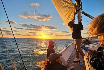 Desfrute do pôr do sol em key west a bordo do america 2.0, com bar aberto, petiscos e vista para fort zachary e sunset pier. check-in rápido e fácil.