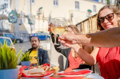 Scopri alfama a lisbona con un tour in segway tra sapori autentici: pastel de nata, liquore alla ciliegia, guida locale e viste mozzafiato incluse.