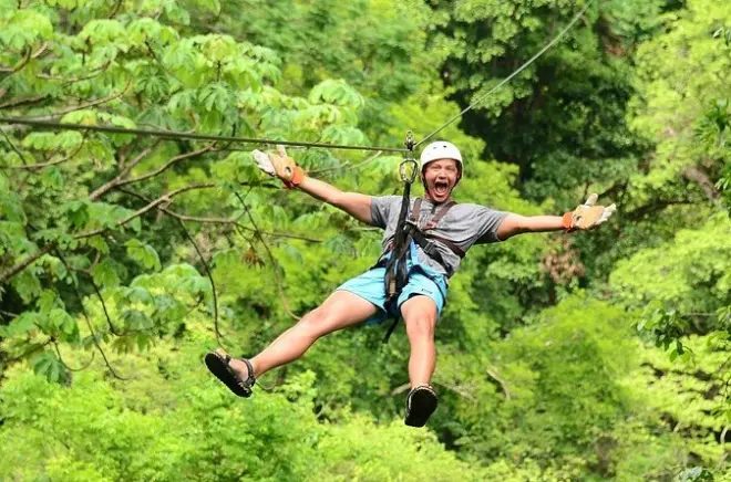 Tyrolienne et ponts suspendus dans la jungle de Nha Trang