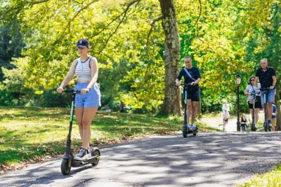 Central park e-scooter mieten mit helm, karte & sicherheitseinweisung. entdecke new yorks grüne oase entspannt und flexibel – ideal für familien und alleinreisende!