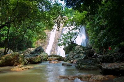 Erlebe koh samui mit besuchen bei big buddha, den felsen von großmutter & großvater, na muang wasserfall und einem thailändischen mittagessen am strand. inklusive abholung.