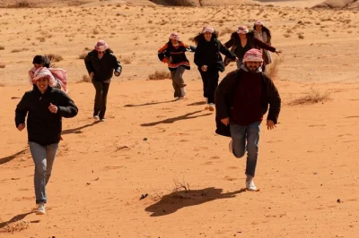 Scopri la libertà selvaggia di wadi rum con un tour in jeep di un giorno tra dune di sabbia e canyon antichi, con notte in un campo beduino. tutti i pasti e trasferimenti inclusi.