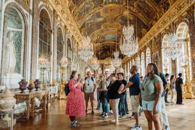Découvrez versailles en une journée depuis paris avec entrée coupe-file au palais, visite guidée de la galerie des glaces et balade libre dans les jardins royaux. billets de train inclus.