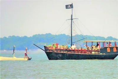 Hilton head et son célèbre black dagger : maquillage, déguisements, batailles de canons à eau et chasse au trésor pour enfants. croisière de 90 minutes avec équipement de pirate inclus.