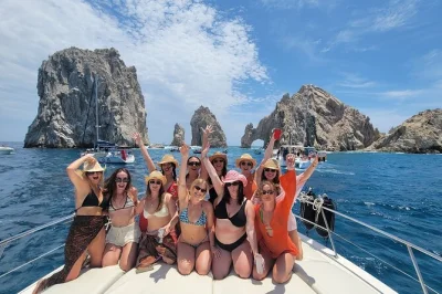 Sinta a brisa do mar em um passeio de iate em los cabos—navegue até el arco, faça snorkel em baías cristalinas, aproveite almoço e bebidas. grupos privados, equipamentos e transporte inclusos.