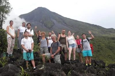 Nada bajo la catarata de la fortuna, recorre los senderos del volcán arenal y relájate en aguas termales naturales con guía local, almuerzo y transporte incluido.