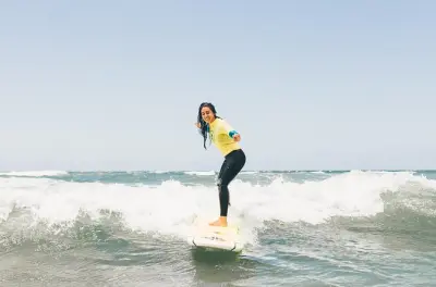 Aprende a surfear en La Jolla: Clases para principiantes en Shores