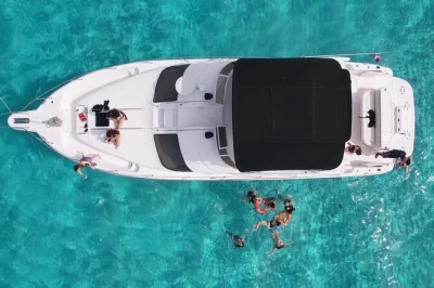 Sinta a brisa a bordo de um iate privado em cancún bay, mergulhe nas águas cristalinas de isla mujeres e relaxe com bebidas e equipe dedicada — escolha seu horário com traslado incluso.