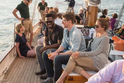 Erlebe den wind auf einem klassischen schoner, während du an der freiheitsstatue, ellis island und der skyline manhattans vorbeisegelst. inklusive einem getränk & fachkundiger crew-begleitung.