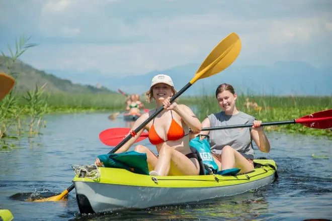 Kayak sul lago di Skadar: Pagaia tra canali nascosti e ninfee