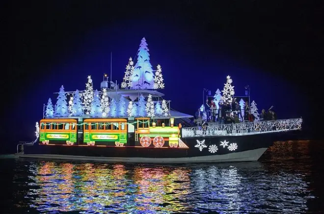 Newport Beach : Vue sur le défilé de bateaux illuminés