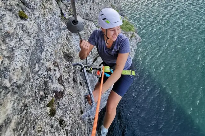Arrampicata via ferrata sopra il mare a Bodø: 57 metri di altezza