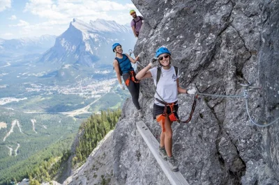Siente la adrenalina en la ruta via ferrata explorer de banff, con guía certificado, todo el equipo incluido, paseo en telesilla y transporte gratis desde el pueblo.