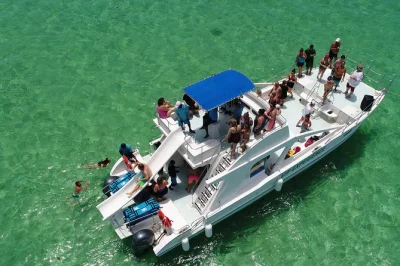 Disfruta un tour en catamarán en punta cana: snorkel en arrecifes, baila con locales y relájate en una piscina natural con barra libre. incluye equipo, snacks y recogida.