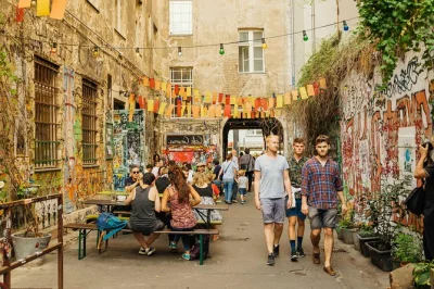 Vivi il cuore creativo di berlino con un tour privato a piedi a kreuzberg. scopri la street art, la east side gallery e il ponte oberbaum con una guida locale. biglietto metro incluso.