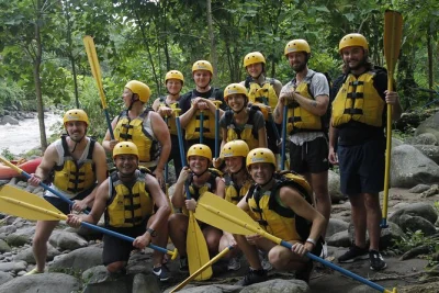 Vive la emoción del rafting en el río balsa, deslízate por 9 tirolesas sobre el bosque de la fortuna y disfruta un casado costarricense con sabor local. incluye transporte y guía.