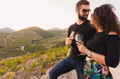 Disfruta una tarde en dubrovnik, prueba vinos de peljesac en tres bodegas familiares, pasea por el histórico ston y saborea aperitivos locales. incluye recogida y guía experto.