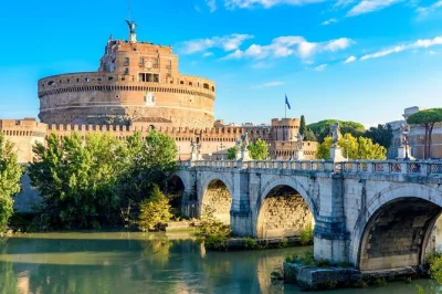 Erlebe rom hautnah bei einer tour durch das castel sant’angelo, überquere die engelsbrücke, entdecke päpstliche geheimnisse und genieße den ausblick von der terrasse. inkl. eintritt & guide.
