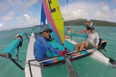 Saída de Hobie Cat na Lagoa de Saipan: Catamarã em Águas Rasas