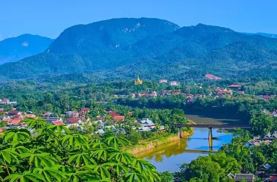 Ceremonia de ofrendas y cuevas Pak Ou en Luang Prabang privado