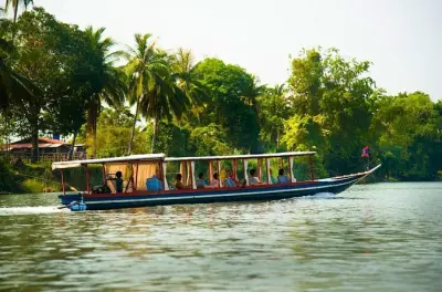 Luang Prabang tour privado: Templos, monte Phousi y cuevas Pak Ou