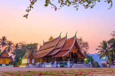 Templos y palacio real en Luang Prabang con mercado nocturno privado