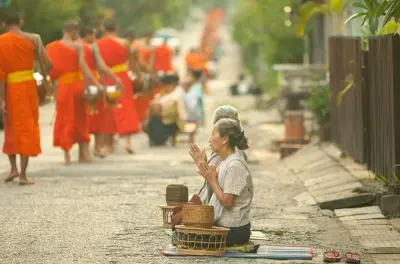 Ceremonia de limosnas y cascada Kuang Si en Luang Prabang privada
