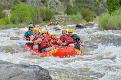 Erlebe die wilden stromschnellen im bighorn sheep canyon, paddel mit erfahrenen guides und genieße ein entspanntes bbq am flussufer. inklusive neoprenanzug, fotos und kompletter ausrüstung.