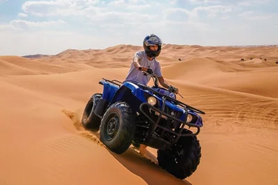 Descubre las dunas doradas de doha con un guía local, prueba sandboard y paseos en camello, y maravíllate con el mar interior. incluye recogida en hotel y agua.