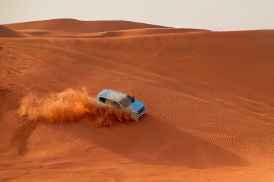 Vivi l’emozione del dune bashing, quad e sandboarding nel deserto di doha. include pickup, guida locale, giro sul cammello e sosta al mare interno.