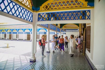Descubre la medina de marrakech con un guía local, visita el palacio de la bahia, explora las tumbas saadíes y los zocos, evita filas y disfruta del traslado desde tu hotel en la ciudad vieja.