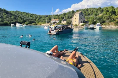 Découvrez la grotte bleue, la crique de stiniva et les îles pakleni lors d’une visite privée en bateau rapide depuis split. nagez, faites du snorkeling et détendez-vous à votre rythme. réserve