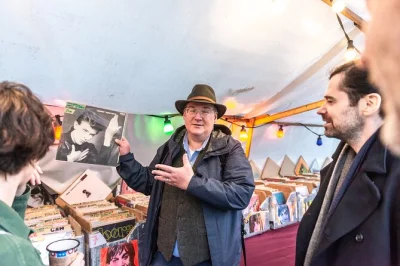 Entdecke berlin der 70er auf einer david bowie tour mit stopps bei hansa studios, seinem früheren zuhause und legendären clubs. inkl. guide & öffentl. verkehr.