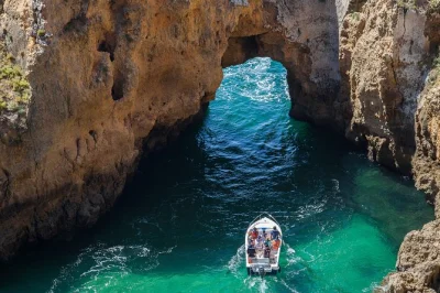 Siente la brisa atlántica en un tour privado por la costa del algarve: casco antiguo de lagos, pueblo pesquero de ferragudo, capillas en los acantilados y opcional paseo en barco por las cuevas de po