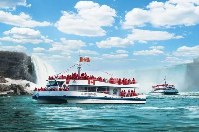 Erlebe das donnern der niagara fälle, schlendere durch clifton hill und genieße ahornleckereien bei einem tagesausflug ab toronto – inklusive abholung und wahlweise hornblower-bootstour oder skylo