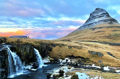 Découvrez les plages balayées par le vent, les champs de lave et le mont kirkjufell lors de cette excursion en petit groupe à snæfellsnes depuis reykjavik, avec prise en charge à l’hôtel et gu