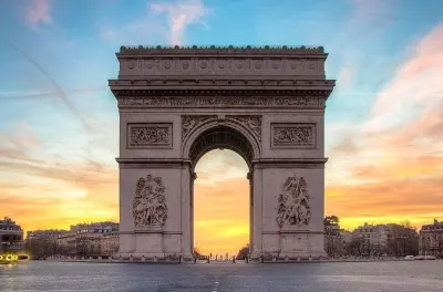 Accesso all’Arc de Triomphe e vista dal tetto: Parigi in 2 ore