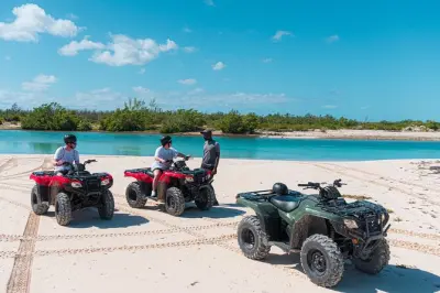 Balade en quad à Grand Turk : Plage, centre-ville et phare