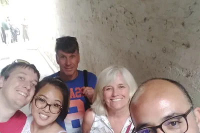 Descubra fez em um tour privado a pé. explore a medina, o bairro judeu, as portas do palácio real, as curtumes e cantinhos secretos com um guia local. reserve já.