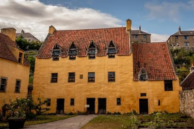 Descubre los escenarios de outlander cerca de glasgow: visita los castillos de doune y blackness, pasea por las calles de falkland y explora el pueblo de culross. grupo pequeño y entradas incluidas.