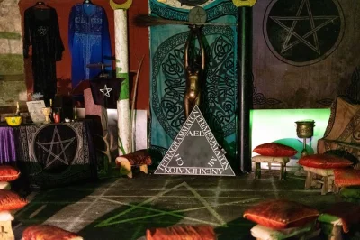 Scendi sotto la royal mile di edimburgo nelle vaults infestate, ascolta storie da brivido e scopri autentici strumenti di tortura. biglietto d’ingresso incluso.