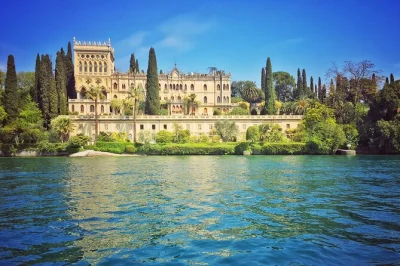 Gardasee erleben: bootstour zur isola del garda mit blick auf historische villen und burgen. inklusive prosecco, örtlichem guide und bequemer abholung.