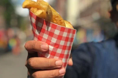 Assaggia snack olandesi e street food in un tour privato ad amsterdam. scopri de pijp, gusta aringa, formaggi, poffertjes e altro al mercato albert cuyp.