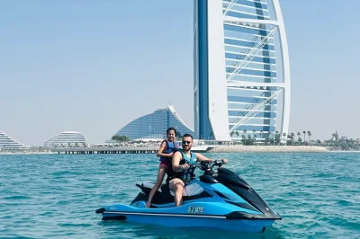 Découvrez dubai en jetski : surfez près du burj al arab, longez la plage de jumeirah avec un guide local, équipement de sécurité et eau incluse.