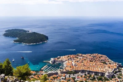Descubre el casco antiguo de dubrovnik, la costa del adriático y el monte srđ en un tour panorámico guiado. incluye transporte en minivan, wifi y guía local, ideal para amantes de la fotografía.