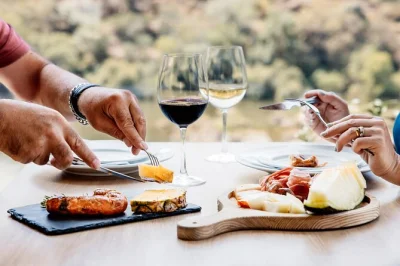 Scopri il ritmo della valle del douro con una crociera in barca, un viaggio panoramico in treno e un pranzo tra vigneti con vini locali—tour in piccolo gruppo da porto con trasporto incluso.